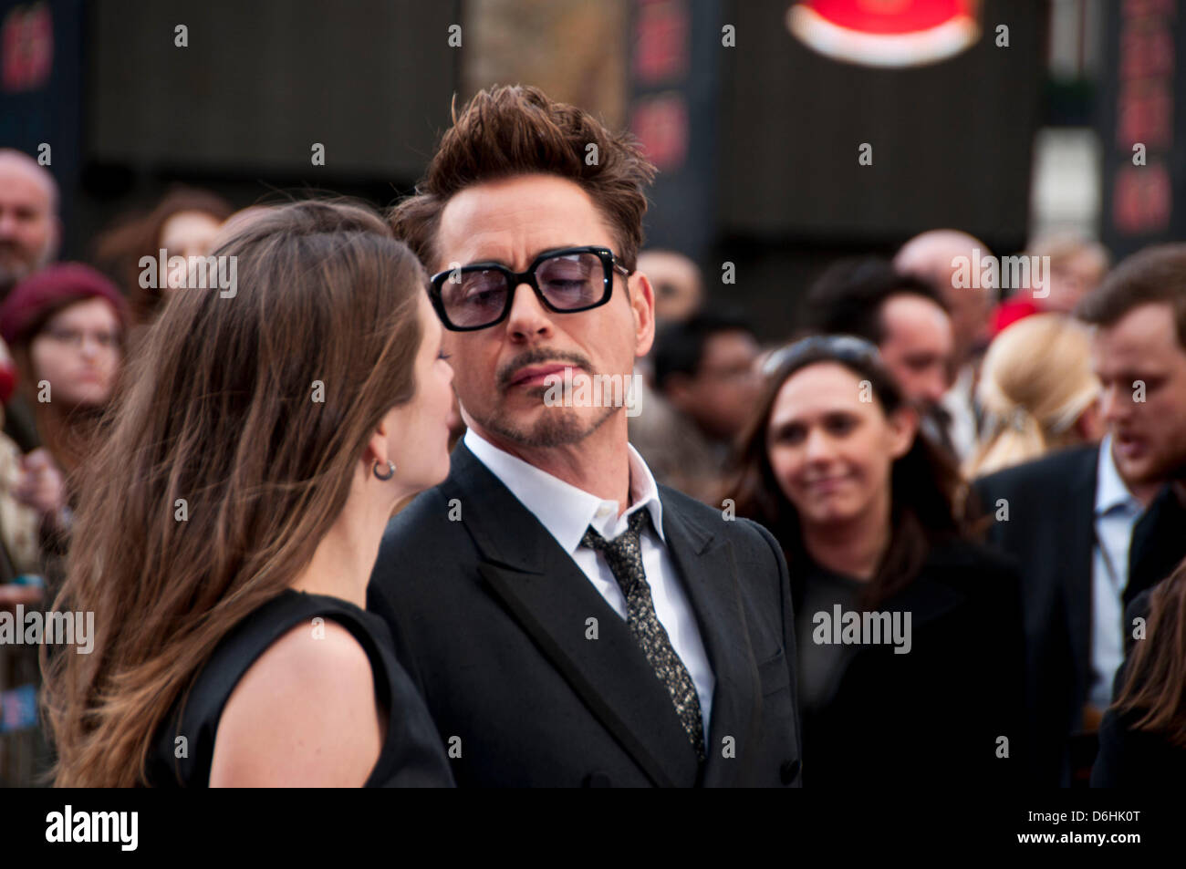 Londra, Regno Unito. 18 aprile 2013 Robert Downey Jr che interpreta il ruolo di Tony Stark/l'uomo del ferro nel film assiste il Regno Unito premiere di Iron Man 3 a l'Odeon Leicester Square. Credito: Pete Maclaine/Alamy Live News Foto Stock