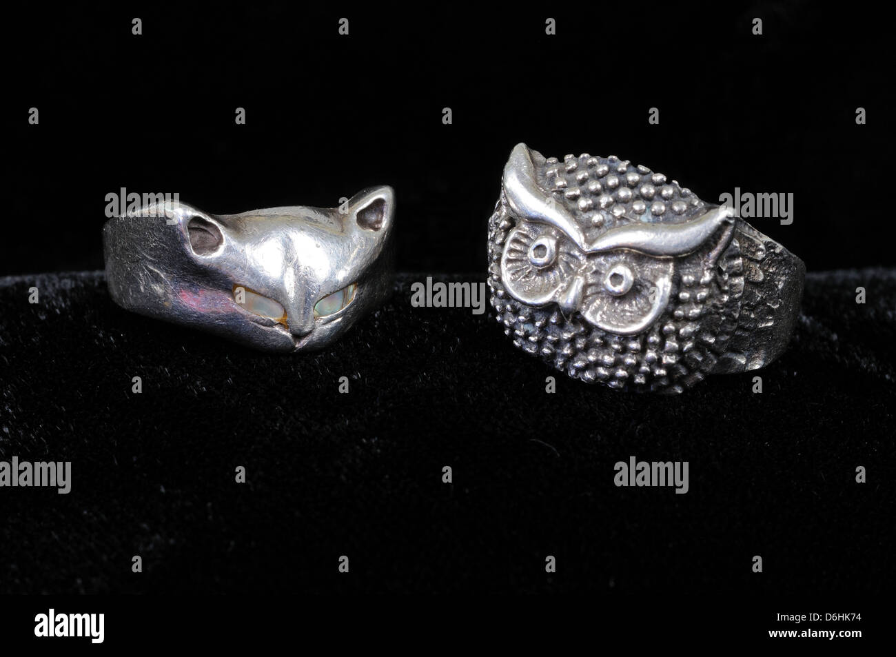 Argento sterling owl e pussycat ring contro uno sfondo nero. Foto Stock
