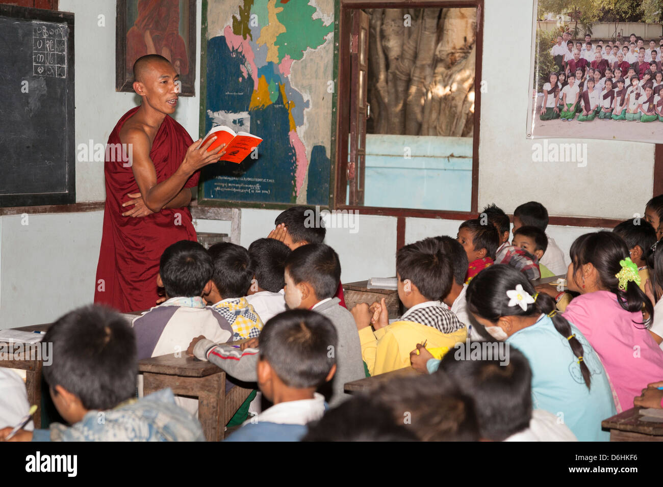 Monaco buddista di insegnare ai bambini, Mahagandhayon istituzione monastica, Amarapura, Mandalay Myanmar (Birmania) Foto Stock