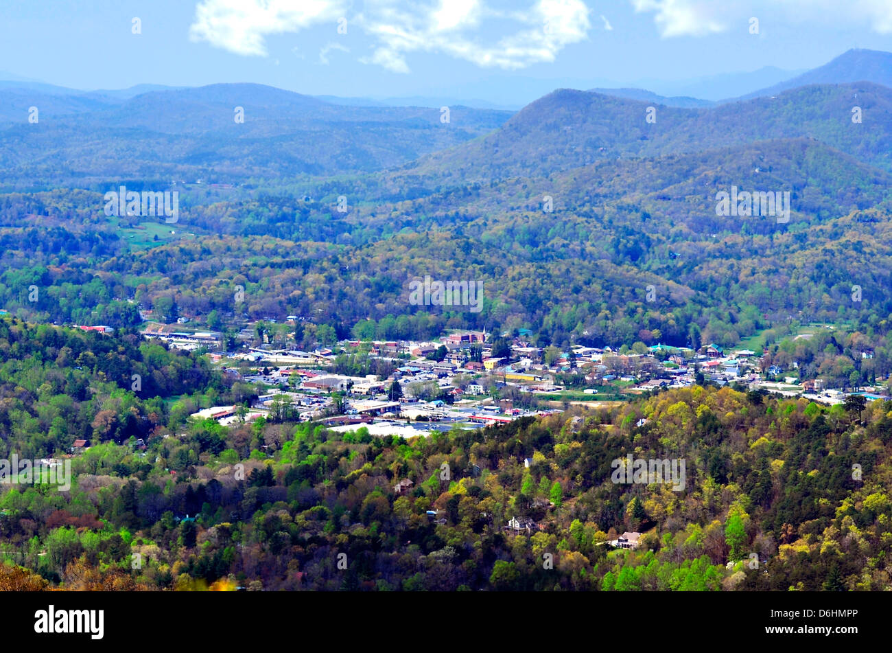 Una vista a distanza di una città nelle Smoky Mountains da un si affacciano Foto Stock