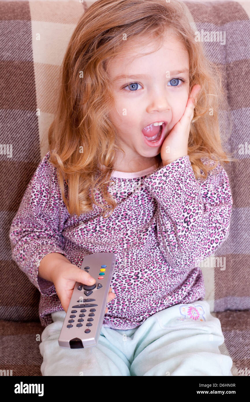 Bambina guarda la TV Foto Stock