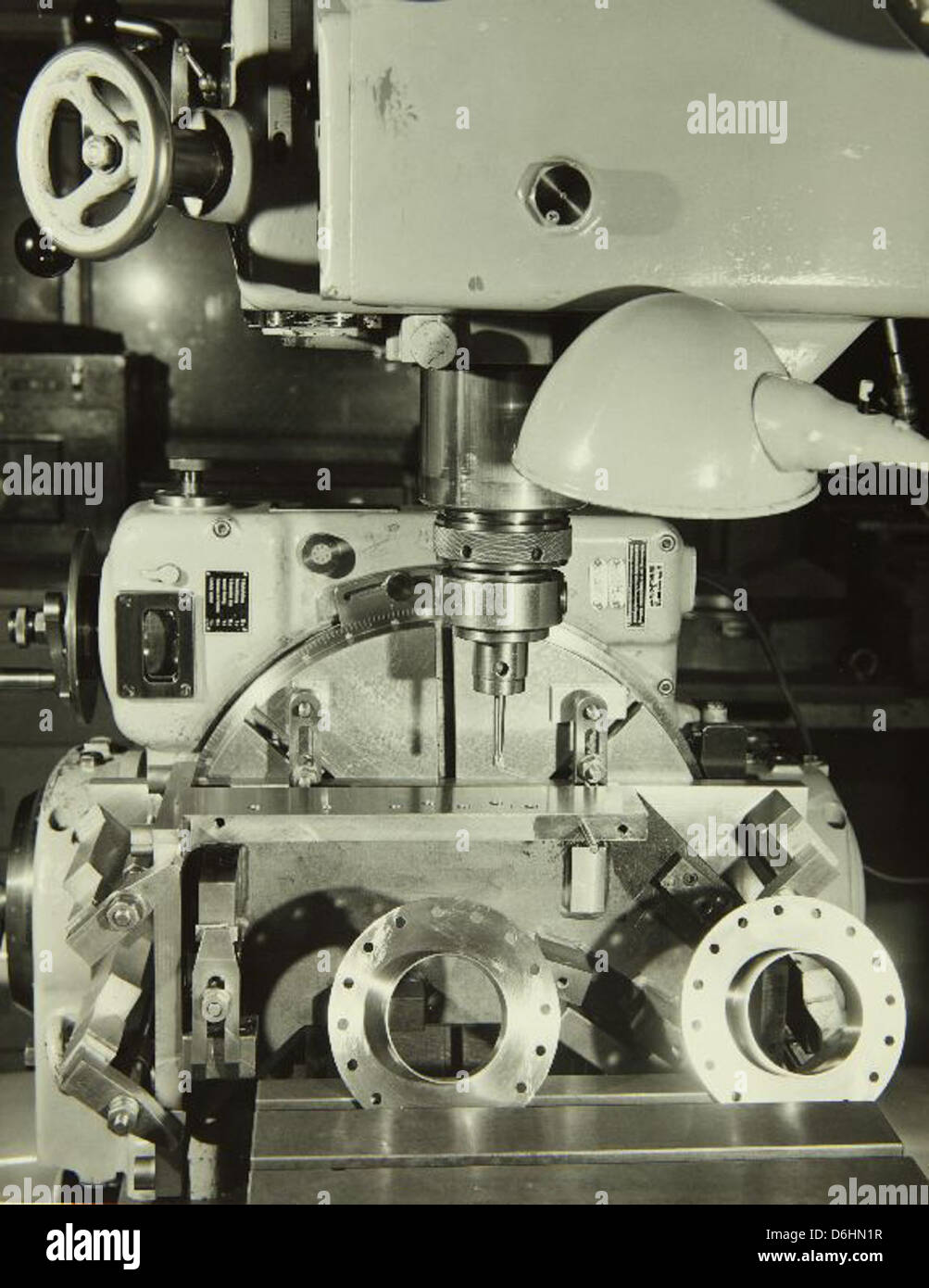 Gli stabilimenti Convair e General Dynamics svolsero un ruolo fondamentale nella produzione di aerei militari e civili durante la metà del XX secolo. Queste strutture erano parte integrante dei progressi nella tecnologia aerospaziale e nell'aviazione della difesa. Foto Stock