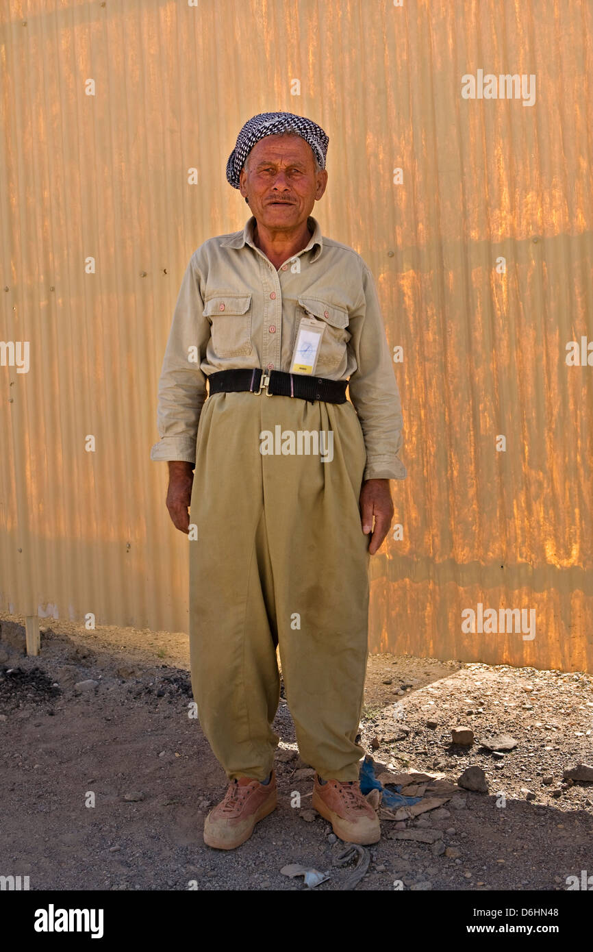 Un uomo iracheno in abbigliamento tradizionale sorge nella città antica di cittadella di Erbil, Iraq. Foto Stock