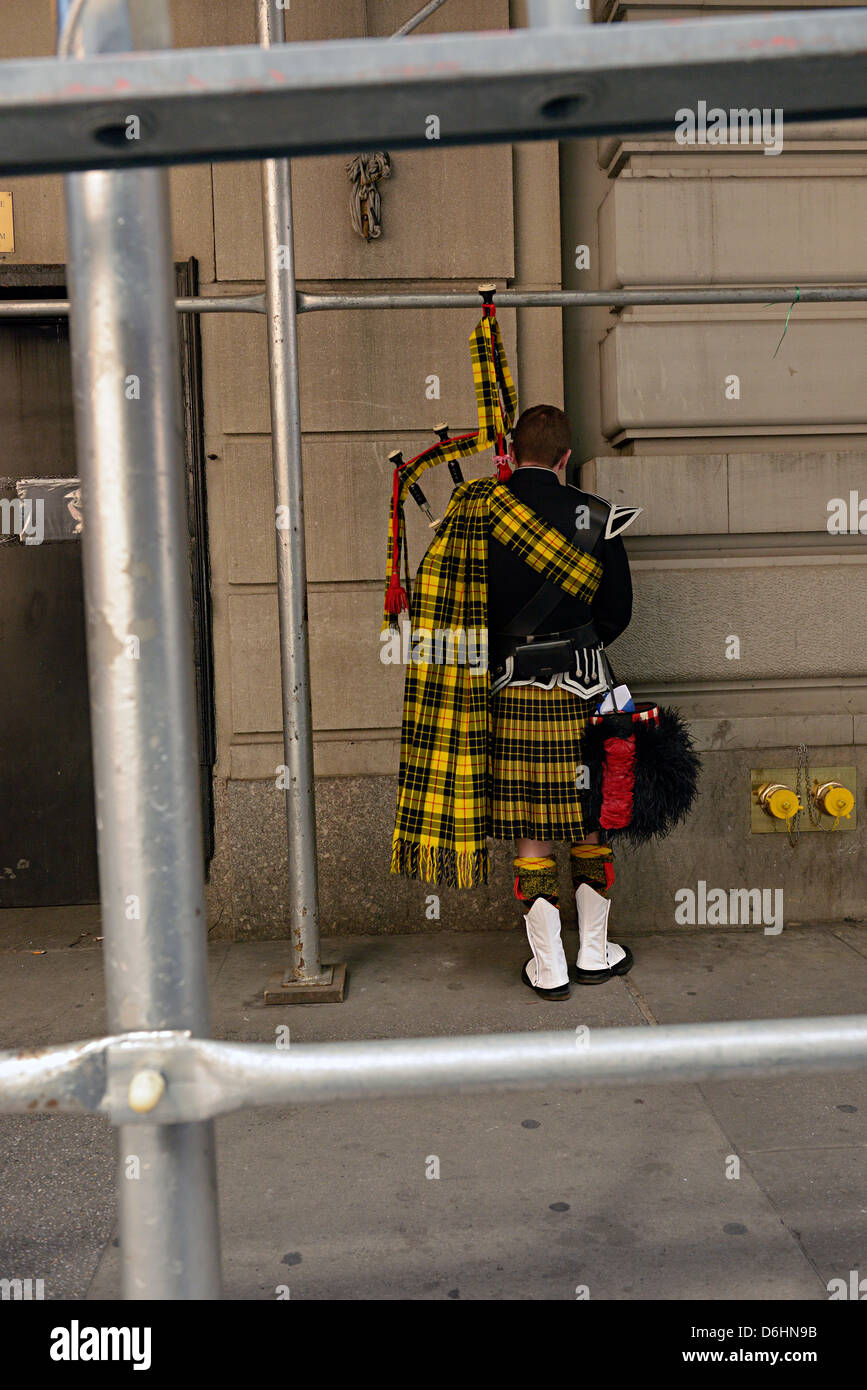 Scottish piper tunes cornamuse tartan giorno new york Foto Stock