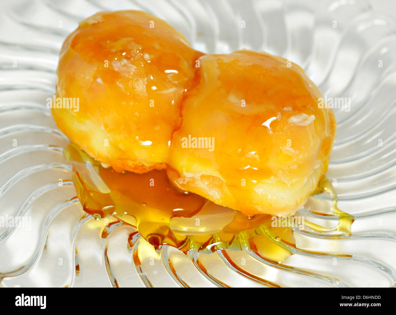 Una pasta dolce con miele smalto su una piastra. Foto Stock