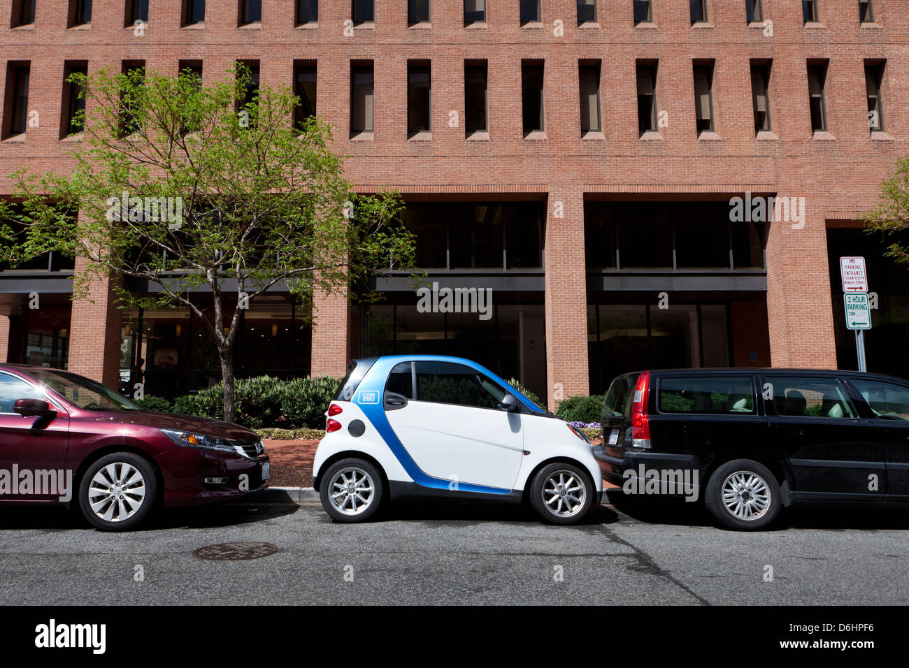 SmartCar parcheggiata tra due vetture Foto Stock