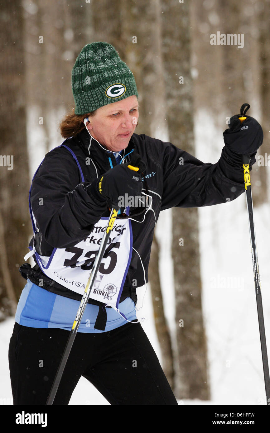 Una donna sul sentiero tra cavo e Hayward, Wisconsin sci in American Birkebeiner il 23 febbraio 2013. Foto Stock