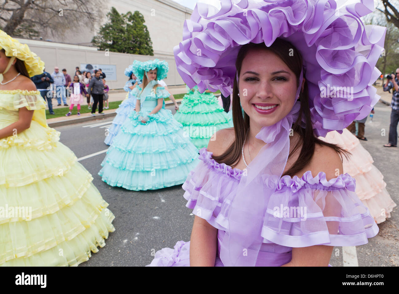 Le giovani ragazze che indossano southern belle costumi - USA Foto Stock