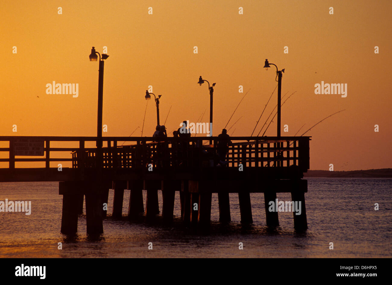 Persone di pesca su un molo pubblico al tramonto vicino a Port Aransas Texas Foto Stock