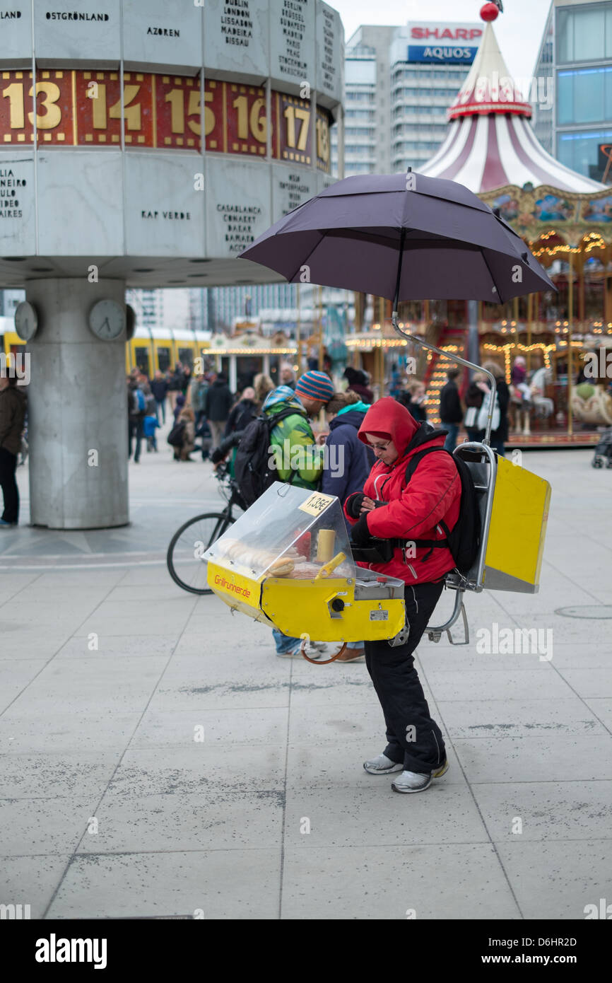 Mobile fornitore currywurst in Alexanderplatz Berlino Germania Foto Stock