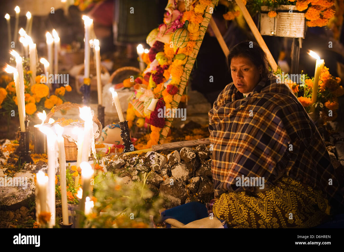 Nord America, Messico, Michoacan stato, Patzcuaro, Dia de Muertos, il Giorno dei Morti celebrazioni in un cimitero in Tzintzuntzan Foto Stock