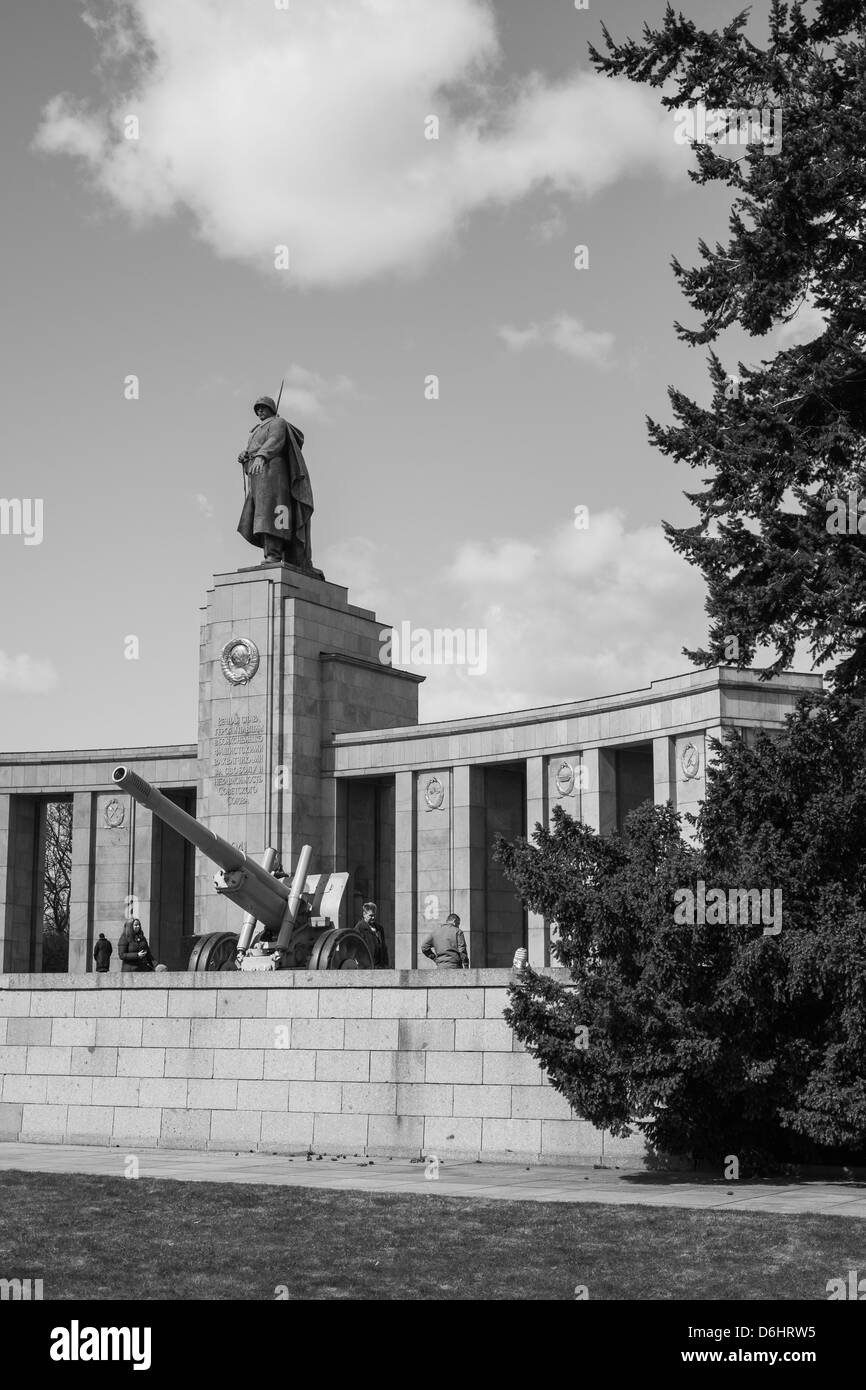 Russo il Memoriale della Seconda Guerra Mondiale nella capitale tedesca Berlino Foto Stock