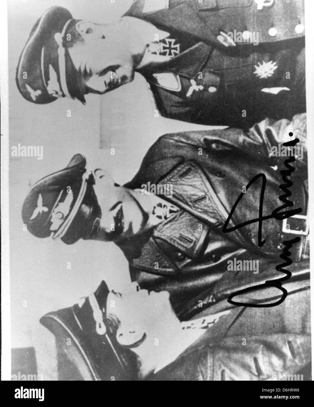 Adolf Galland, un importante asso della Luftwaffe durante la seconda guerra mondiale, è collegato alle esperienze di Harold Fischer durante la guerra di Corea. L'esperienza di Galland nel combattimento aereo ha influenzato varie strategie militari attraverso diversi conflitti. Foto Stock