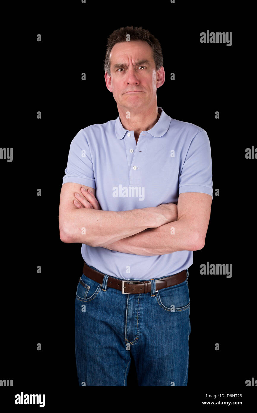 Arrabbiato accigliata Grumpy Medioevo uomo con le braccia incrociate su sfondo nero Foto Stock Arrabbiato accigliata Grumpy Medioevo uomo con le braccia incrociate su sfondo nero Foto Stock