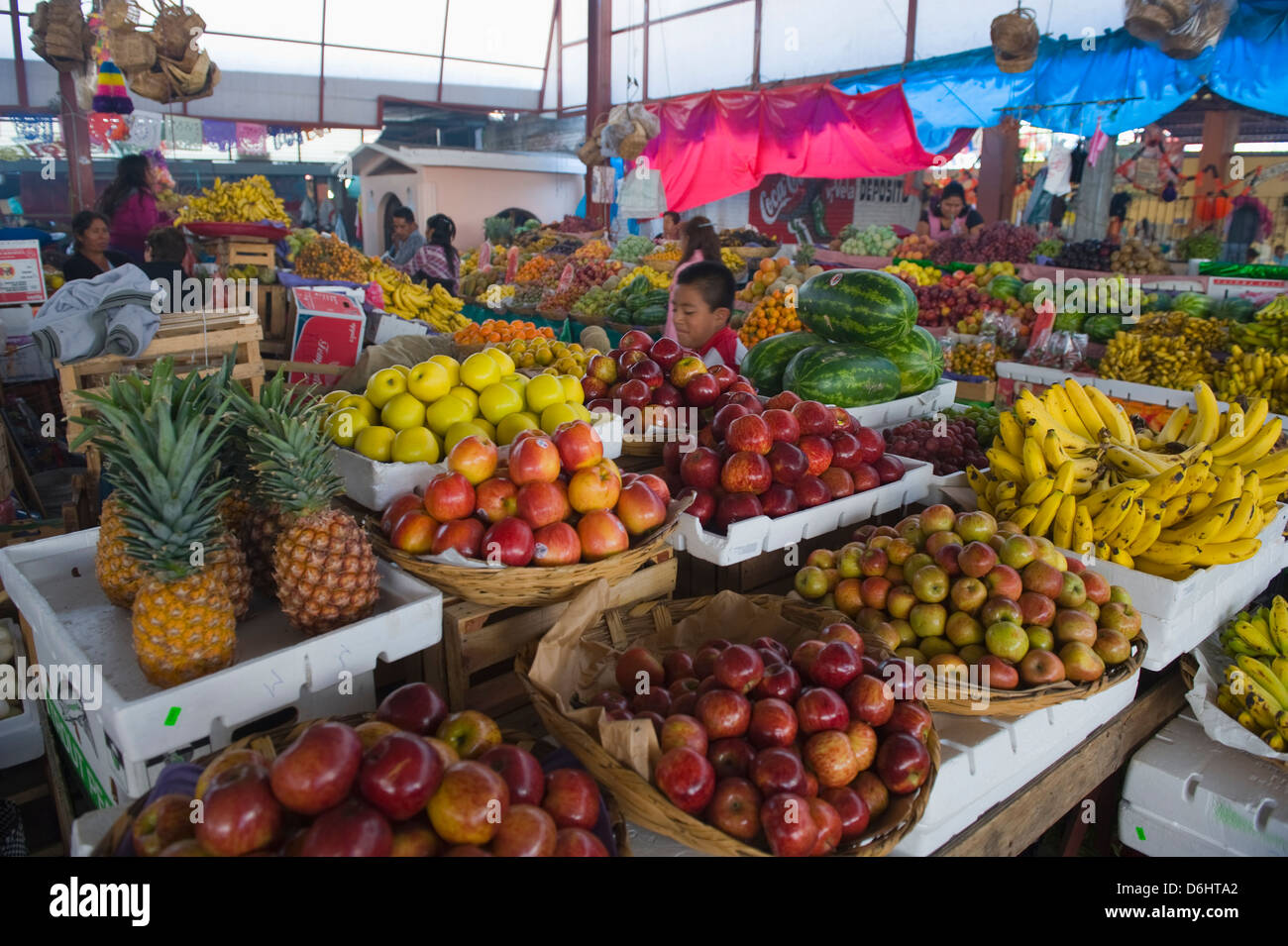 Pressione di stallo di frutta, Tlacolula mercato domenicale, stato di Oaxaca, Messico, America del Nord Foto Stock