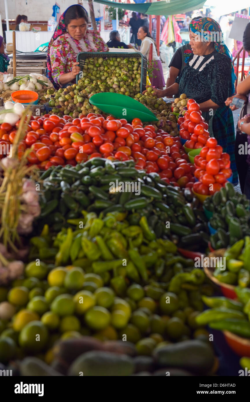 Stallo vegetali, Tlacolula mercato domenicale, stato di Oaxaca, Messico, America del Nord Foto Stock