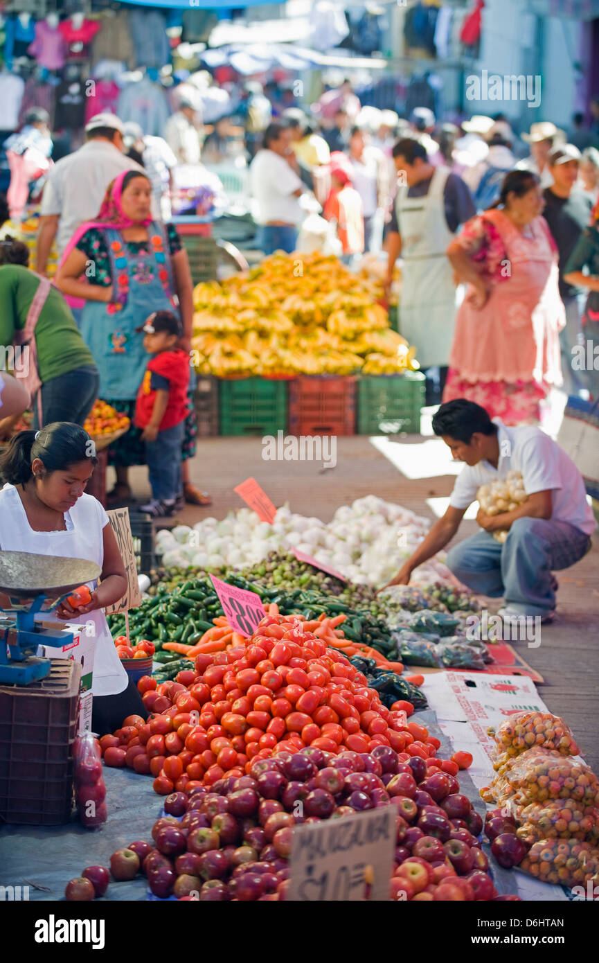 Stallo vegetali, Tlacolula mercato domenicale, stato di Oaxaca, Messico, America del Nord Foto Stock