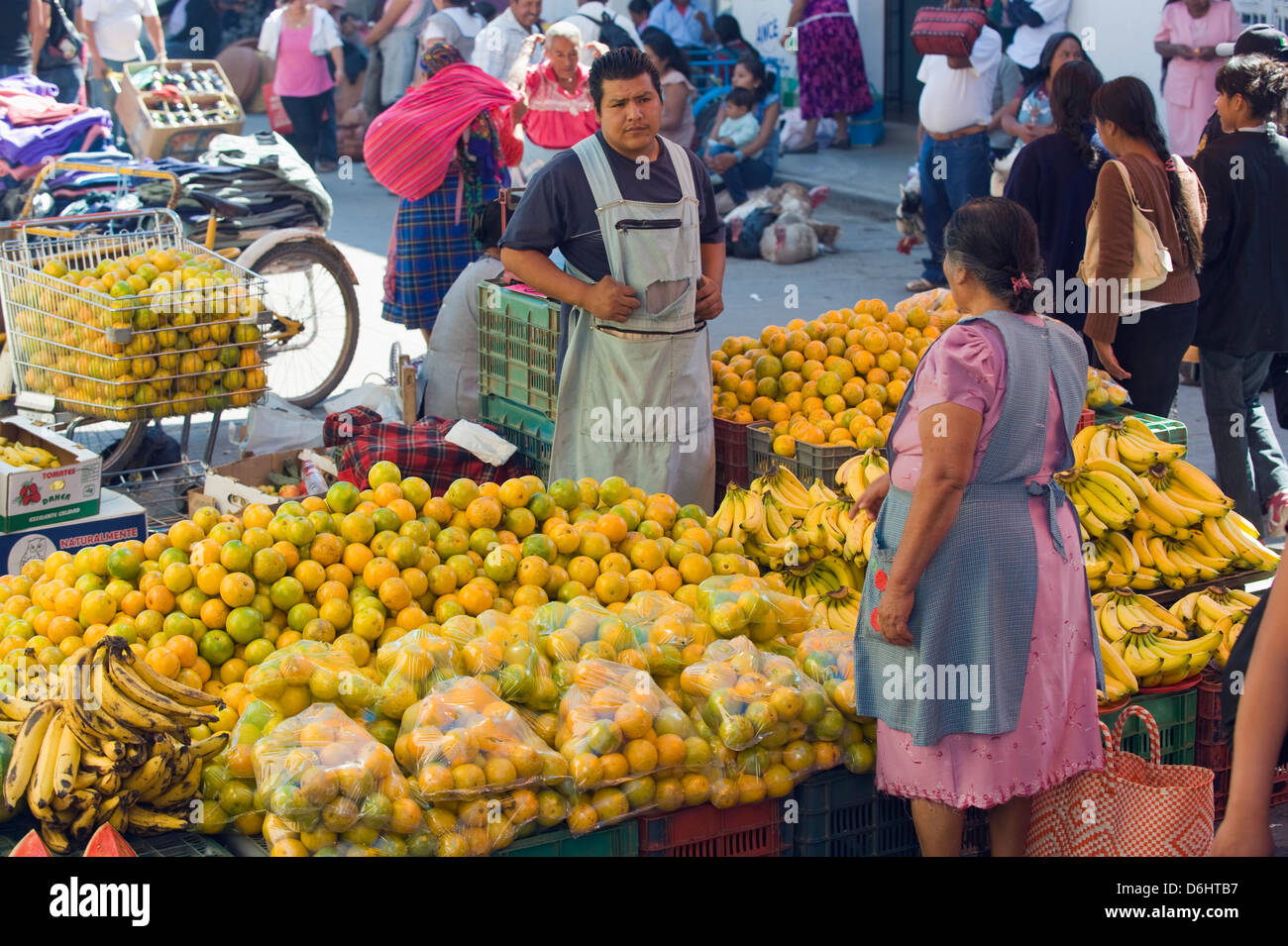 Arancione e banana allo stallo e Tlacolula mercato domenicale, stato di Oaxaca, Messico, America del Nord Foto Stock