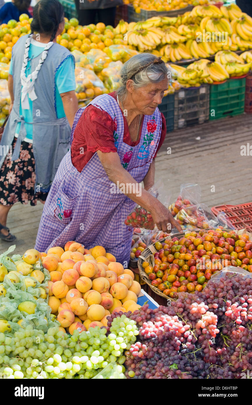 Pressione di stallo di frutta, Tlacolula mercato domenicale, stato di Oaxaca, Messico, America del Nord Foto Stock