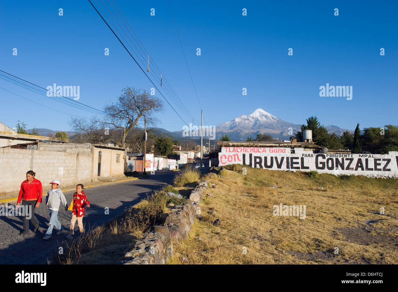 I bambini al di sotto di Pico de Orizaba (5610m), Tlachichuca, stato di Veracruz, Messico, America del Nord Foto Stock