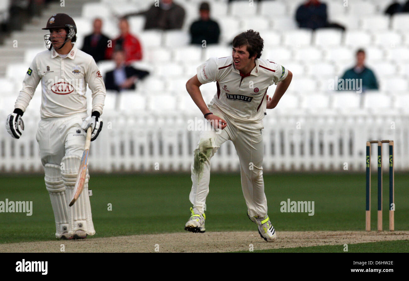 18.04.2013 Londra, Inghilterra. Rory ustioni del Surrey CCC e Jamie Overton del Somerset CCC durante la contea di LV Divisione campionato 1 gioco tra il Surrey e Somerset dall'ovale. Foto Stock
