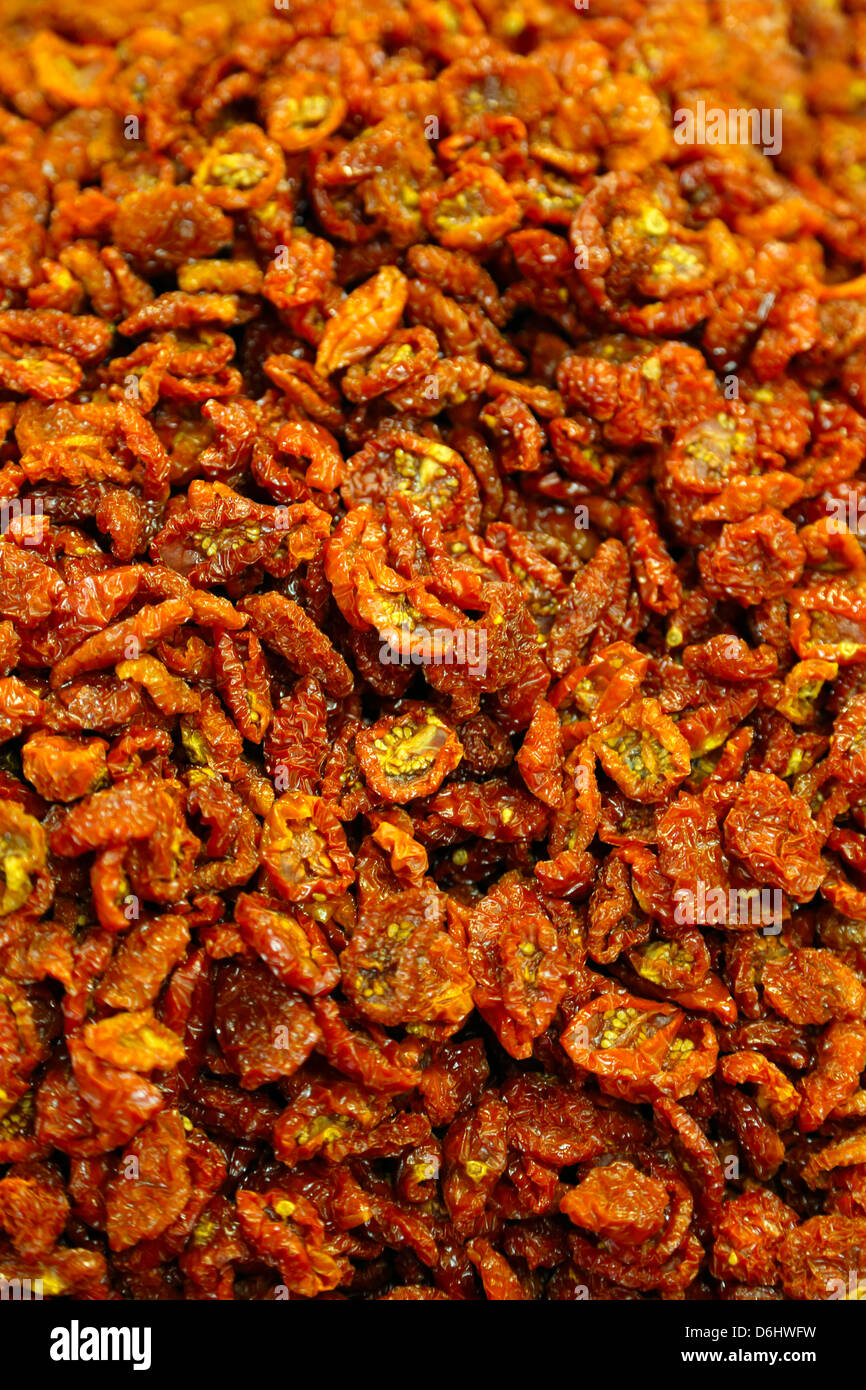 Pomodori seccati al sole sul display nel mercato di San Lorenzo a Firenze Italia Foto Stock