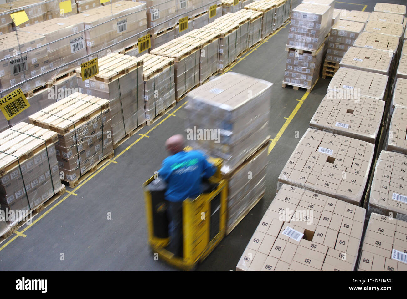 Berlino, Germania, i lavoratori nel Dock 100 Logistik GmbH presso il centro logistico di Dock 100 Foto Stock