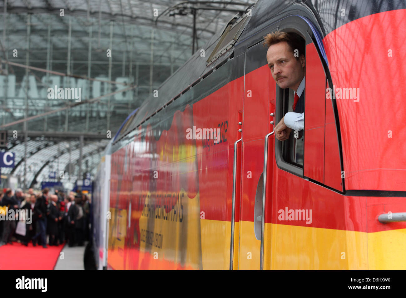 Berlino, Germania, i driver del motore guardando fuori dalla finestra di un treno Foto Stock