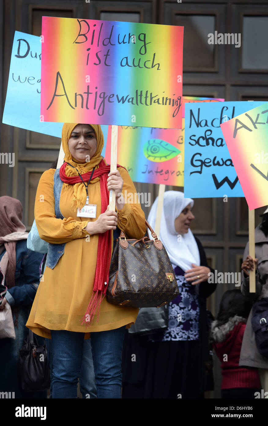 Berlino, Germania, immigrati dimostrare di fronte al municipio Neukoelln contro la violenza Foto Stock
