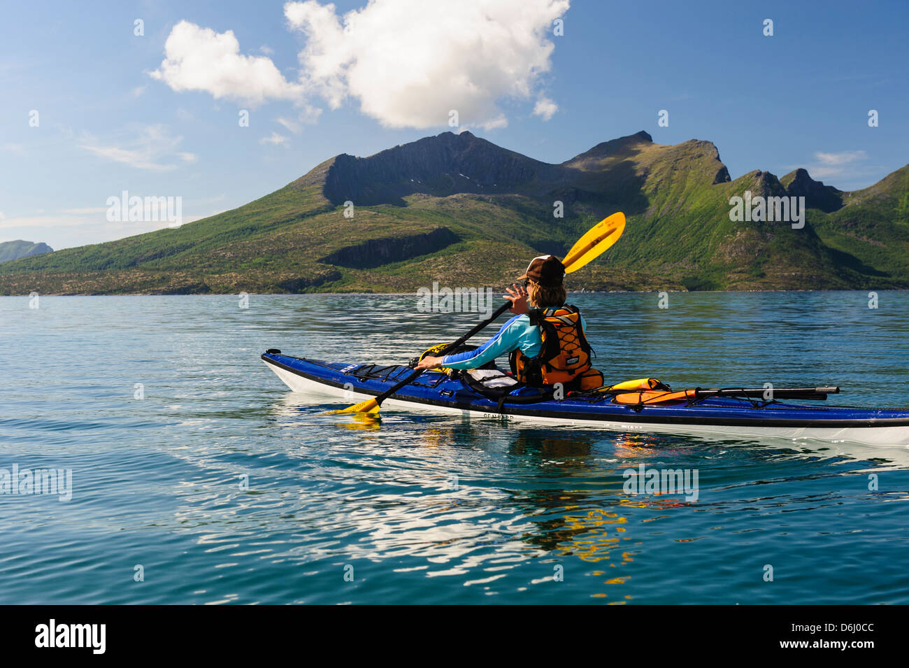 La Norvegia. NOLS femmina istruttore kayak di mare tra i fiordi della Norvegia. (MR) Foto Stock