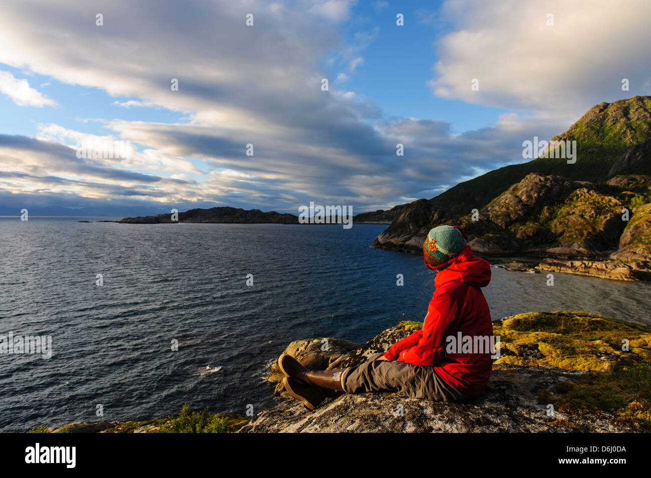 La Norvegia. Femmina istruttore NOLS godendo di una splendida serata lungo la costa di Vestfjorden. (MR) Foto Stock