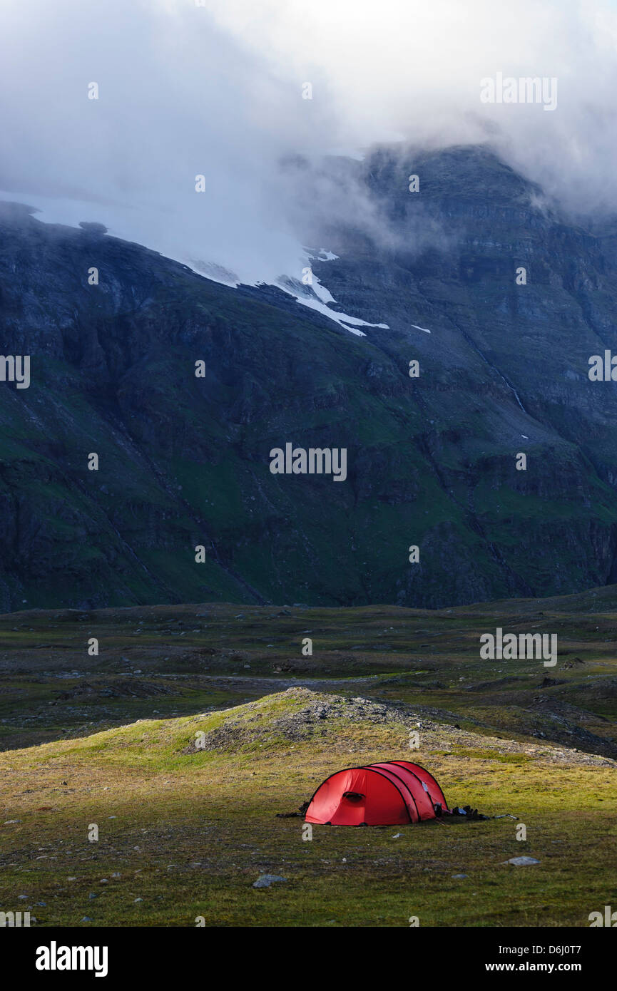 Norvegia, Troms, Isdalen. Campeggio in tundra artica in Isdalen. Foto Stock