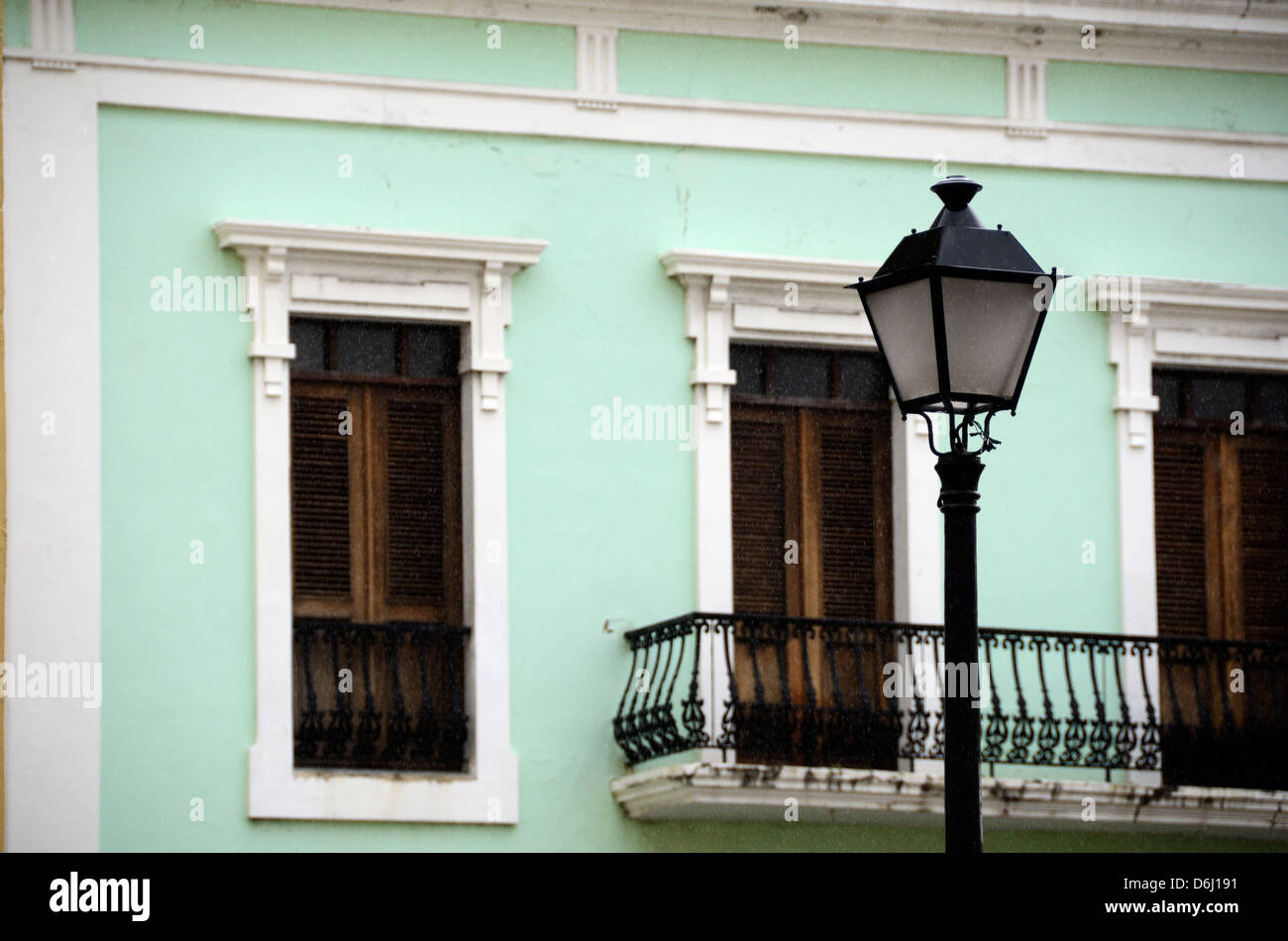 Variopinto edificio verde nella vecchia San Juan, Puerto Rico Foto Stock