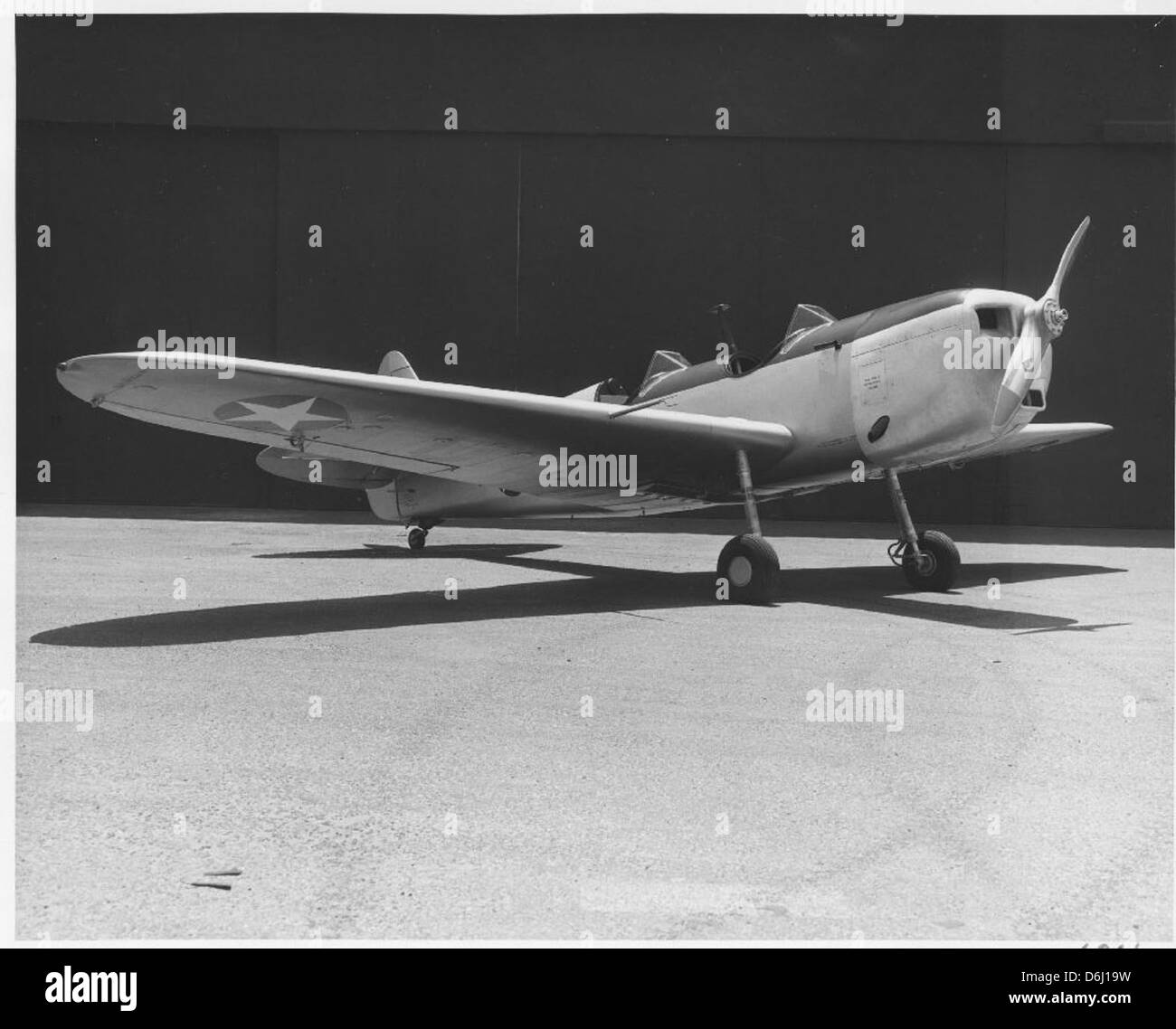 Il Ryan PT-25, un aereo da addestramento utilizzato durante la seconda guerra mondiale, era alimentato da un motore Lycoming o-435. È stato progettato per l'addestramento di piloti militari, con strumenti di volo essenziali come una levetta di controllo e pedali timone. Questo aereo è conservato al San Diego Air and Space Museum come parte della sua collezione di aerei. Foto Stock Il Ryan PT-25, un aereo da addestramento utilizzato durante la seconda guerra mondiale, era alimentato da un motore Lycoming o-435. È stato progettato per l'addestramento di piloti militari, con strumenti di volo essenziali come una levetta di controllo e pedali timone. Questo aereo è conservato al San Diego Air and Space Museum come parte della sua collezione di aerei. Foto Stock
