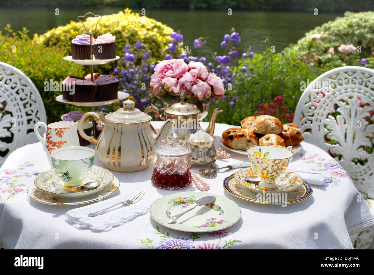 Tradizionale festa inglese con tè da giardino sul Tamigi Foto Stock