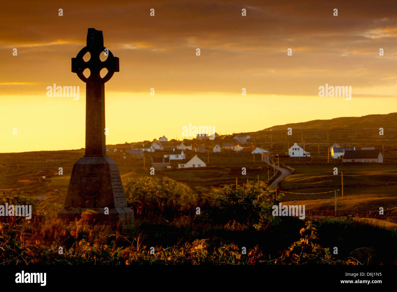 Inishmore Island. Isole Aran. L'Irlanda. Croce celtica nel tramonto. Foto Stock