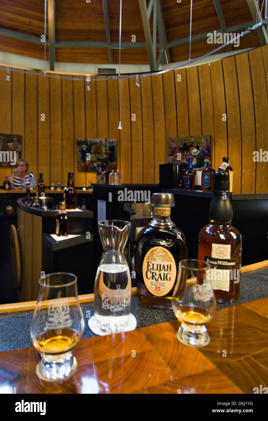 Bicchieri di Bourbon whiskey impostato per l'istruzione e la degustazione a cielo Hill distilleria in Bardstown, Kentucky Foto Stock