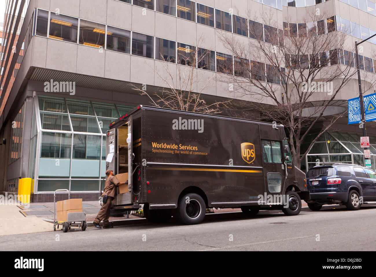 Uomo UPS scarico delle confezioni dalla consegna carrello - Washington DC, Stati Uniti d'America Foto Stock