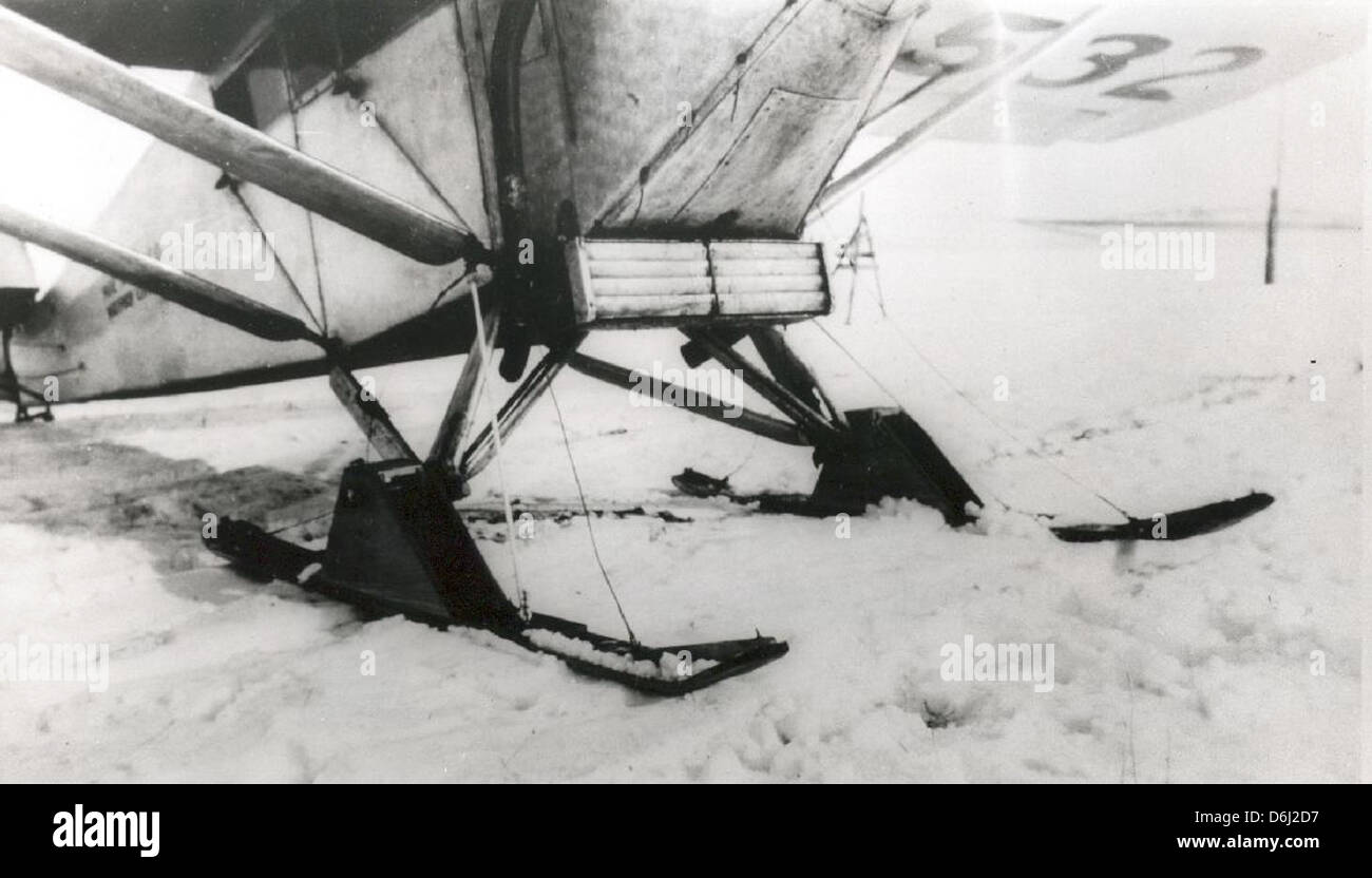 Il Ryan M-1 sugli sci, una variante del Ryan M-1, fu adattato per l'uso in condizioni di neve o ghiaccio. Questa modifica mostrava la capacità di Ryan Aeronautical di adattare gli aeromobili ad ambienti operativi specializzati. Foto Stock