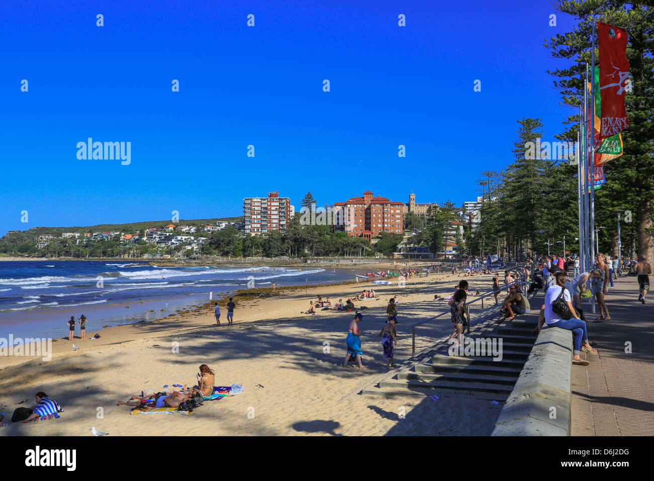 Manly Beach e Ocean promenade in una giornata di sole. Foto Stock