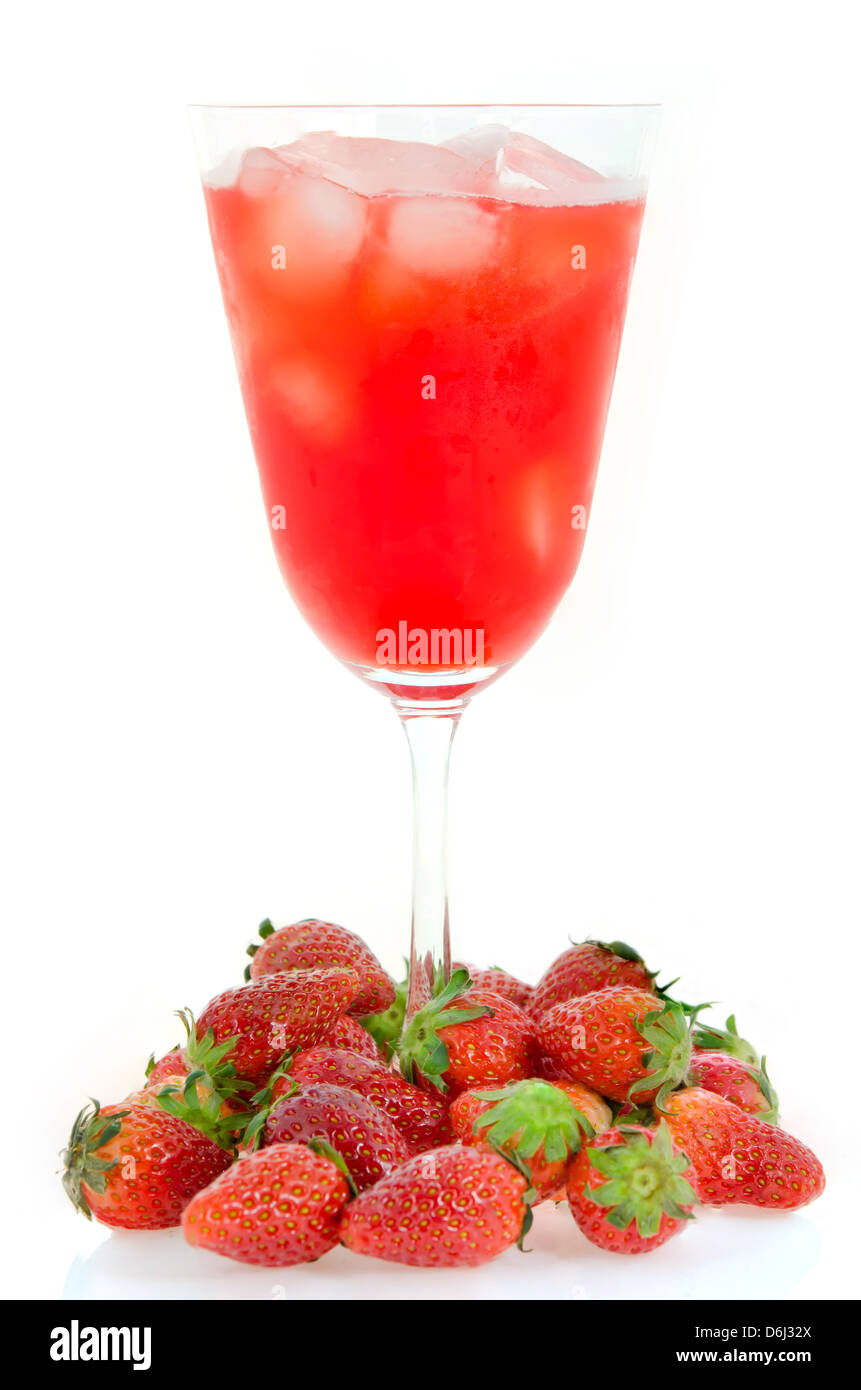Ghiaccio succo di fragola e fresche fragole mature Foto Stock