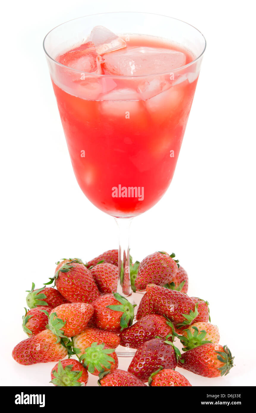 Close up ghiaccio succo di fragola e fresche fragole mature Foto Stock