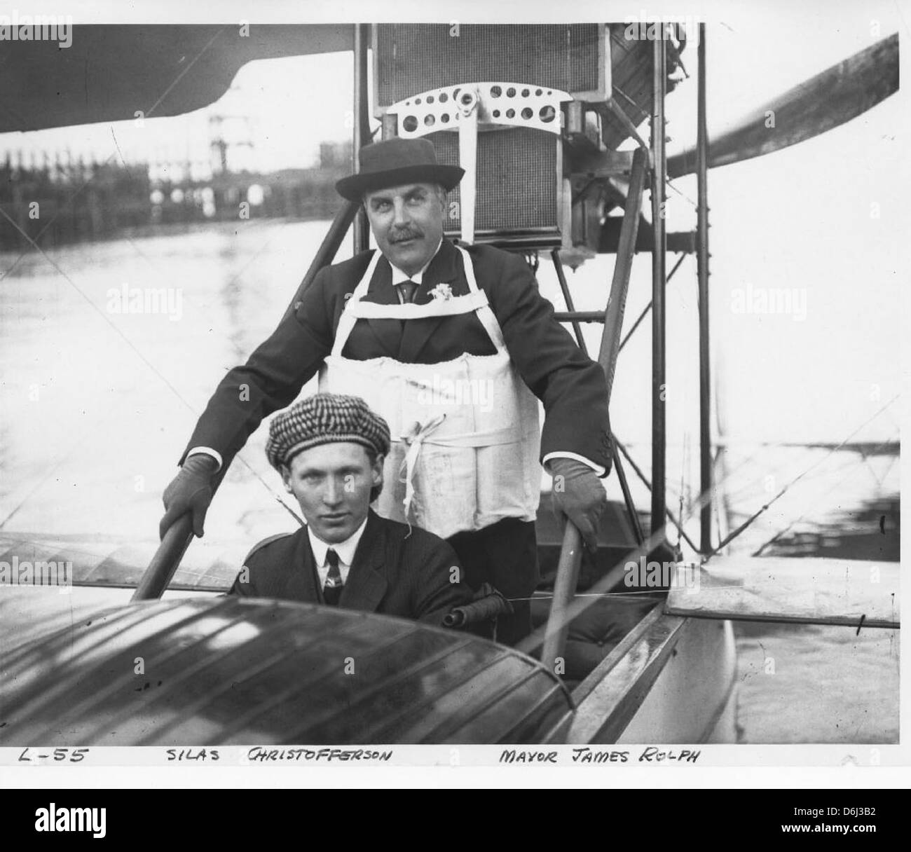 Silas Christofferson è mostrato pilotare un idrovolante, una prima forma di aviazione a base d'acqua. Questa fotografia mostra i progressi nella tecnologia aeronautica e la versatilità dei primi velivoli sia in ambienti aerei che in acqua. Foto Stock