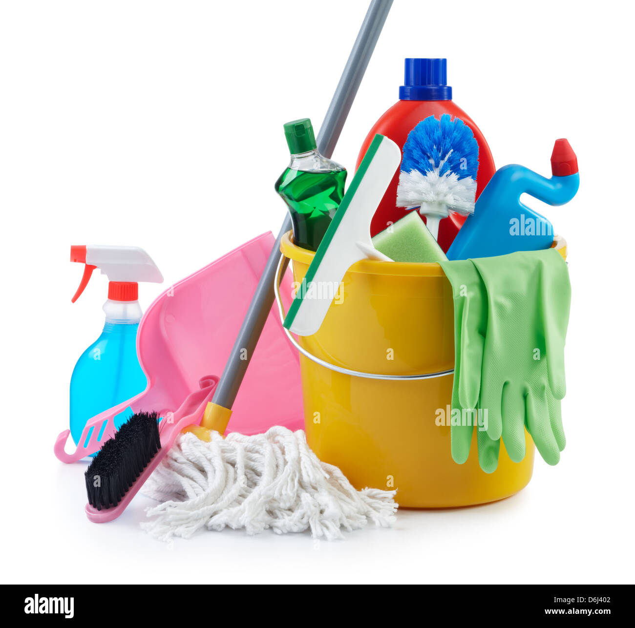 Gruppo di un assortimento di prodotti per la pulizia su sfondo bianco Foto Stock