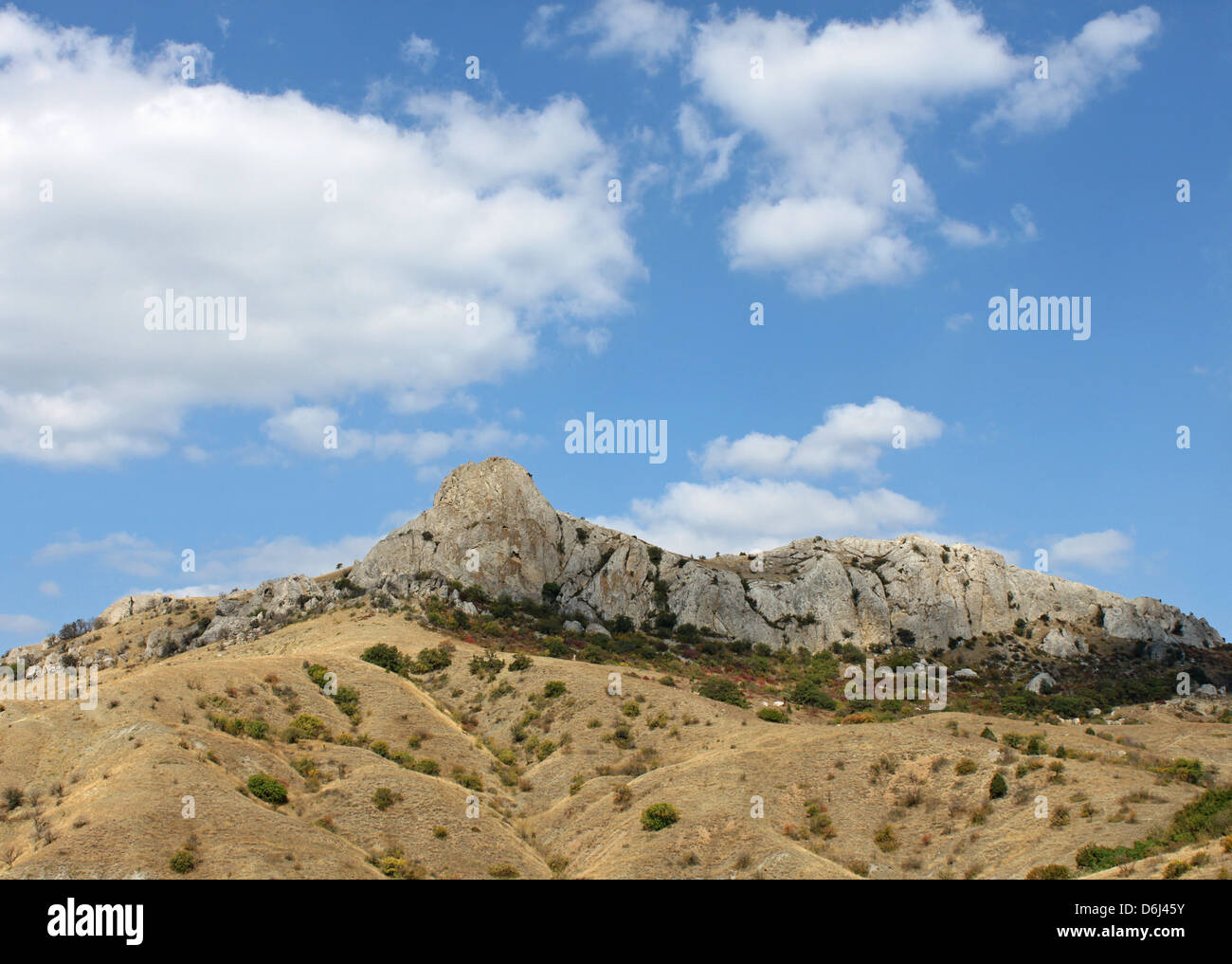 Vista sulla montagna Ashlamalyk sotto blu cielo nuvoloso Foto Stock