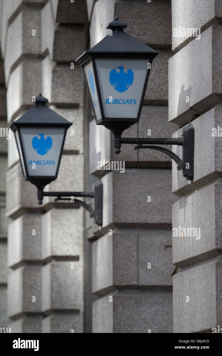 La parete della fascia di una filiale della Barclays Bank nel centro di Londra presenta lanterne storiche conservate, un sottile richiamo al patrimonio architettonico della zona tra le moderne operazioni bancarie, Londra, Regno Unito Foto Stock