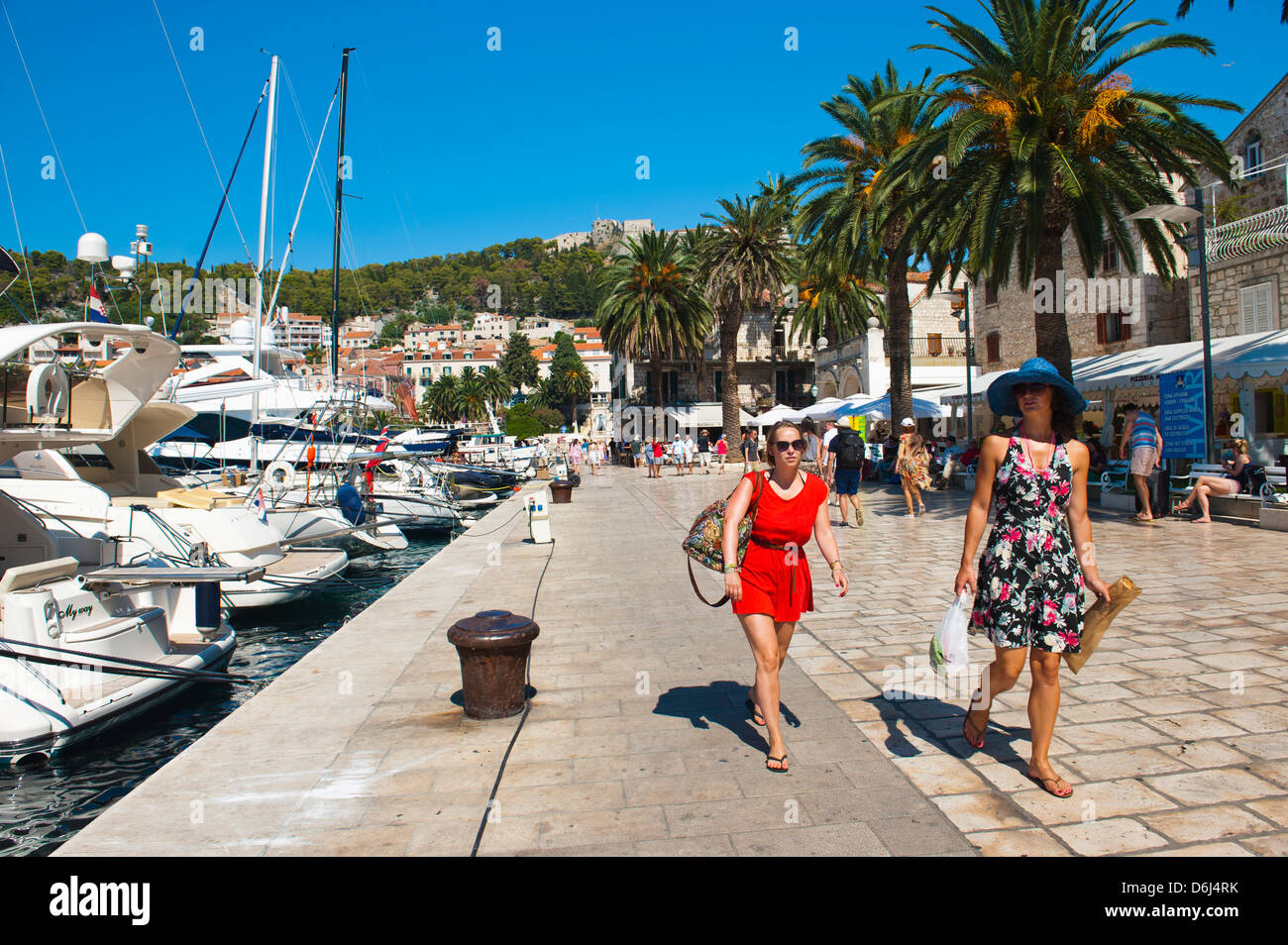 I turisti in una vacanza di lusso a Hvar città porto, Isola di Hvar, Dalmazia, Croazia, Europa Foto Stock