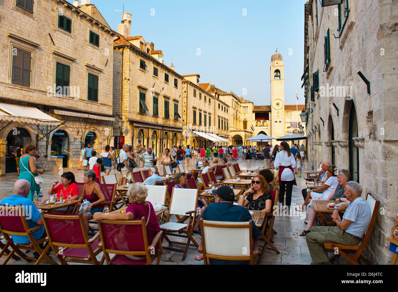 Stradun, la famosa strada di Dubrovnik, dal campanile cittadino, Città Vecchia, sito UNESCO, Dubrovnik, Dalmazia, Croazia Foto Stock