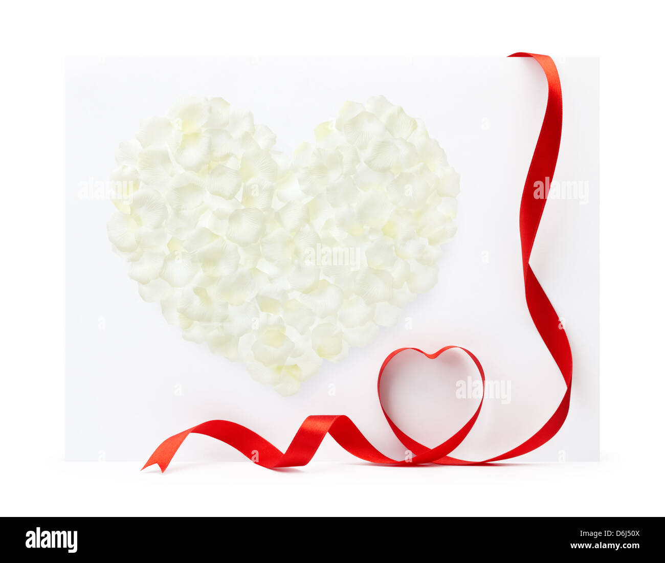 Bianco petali di rose forma a forma di cuore sul biglietto di auguri con nastro Foto Stock