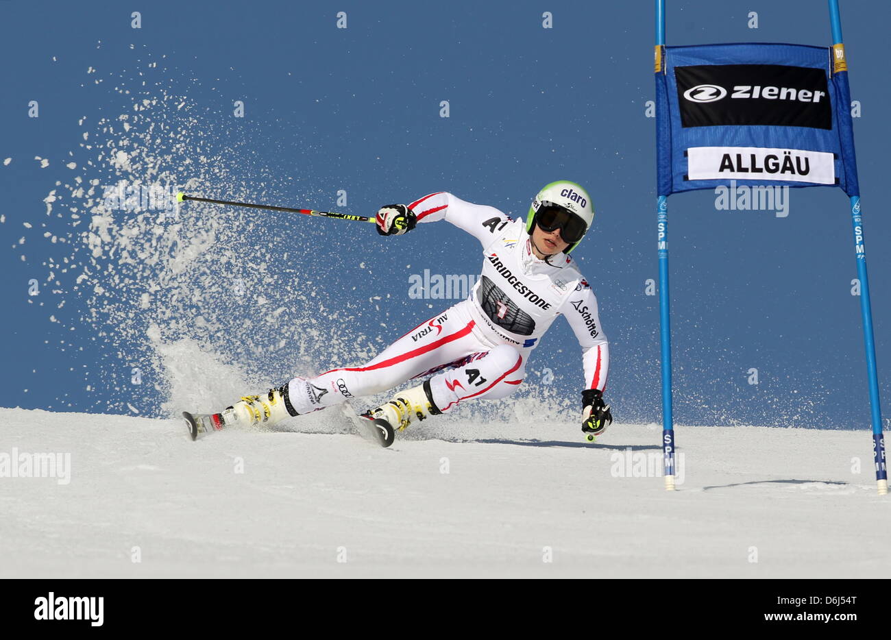 Sciatore austriaca Anna Fenninger compete in campo femminile slalom gigante di coppa del mondo a Ofterschwang, Germania, 03 marzo 2012. Foto: KARL-JOSEF HILDENBRAND Foto Stock